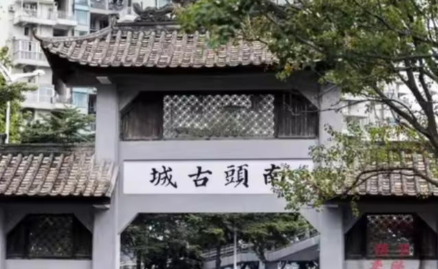 深圳南山科技园旁南龙苑小区带停车场 精装电梯三房二卫